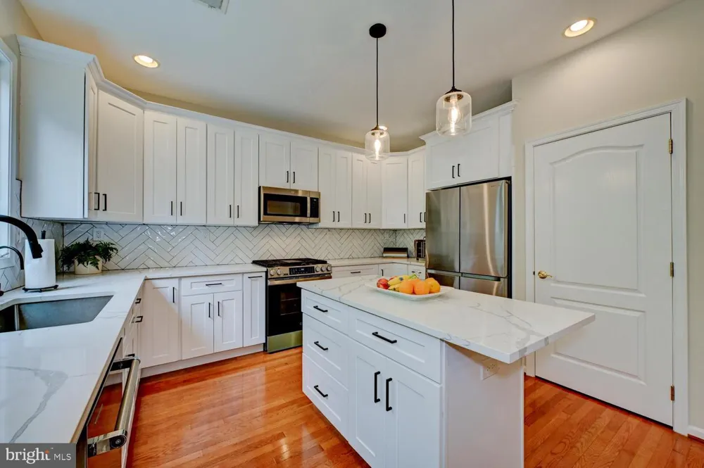 24 DEVONSHIRE DRIVE West Windsor, NJ 08540