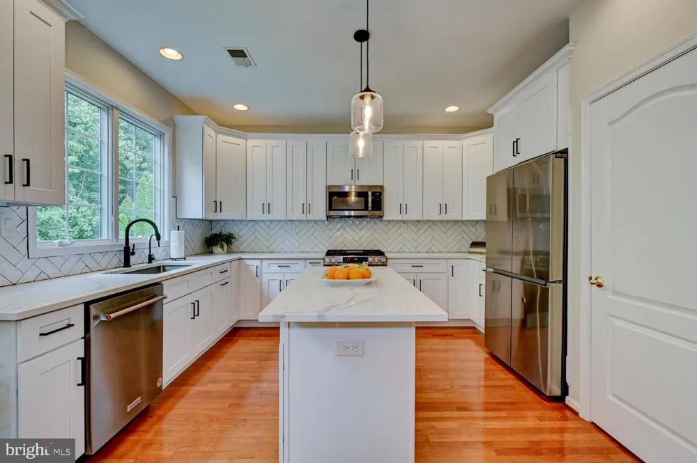 24 DEVONSHIRE DRIVE West Windsor, NJ 08540