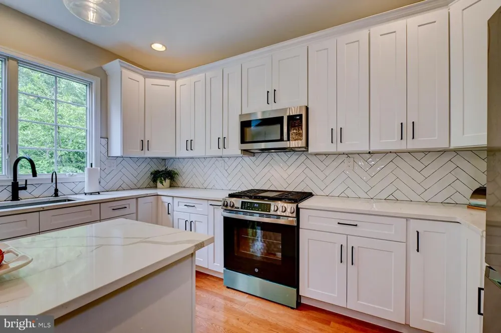 24 DEVONSHIRE DRIVE West Windsor, NJ 08540