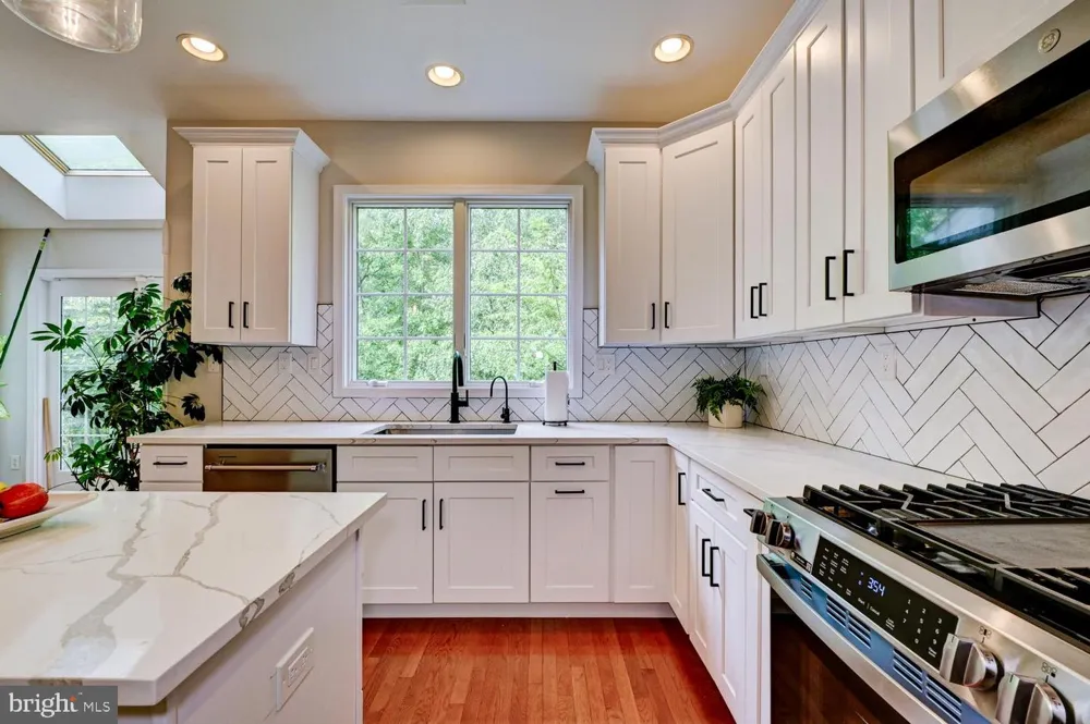 24 DEVONSHIRE DRIVE West Windsor, NJ 08540