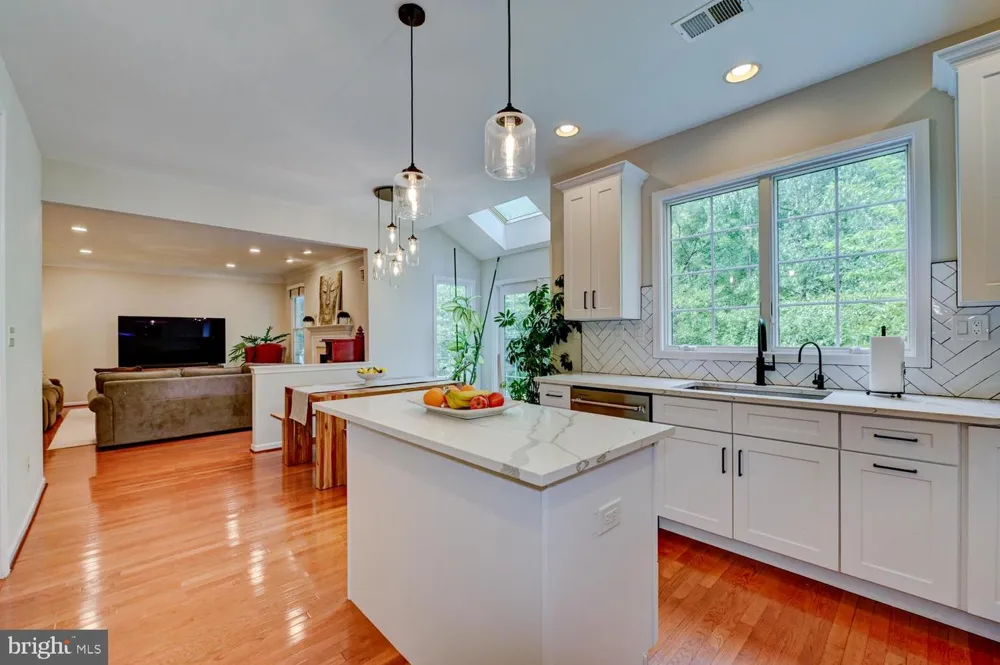 24 DEVONSHIRE DRIVE West Windsor, NJ 08540