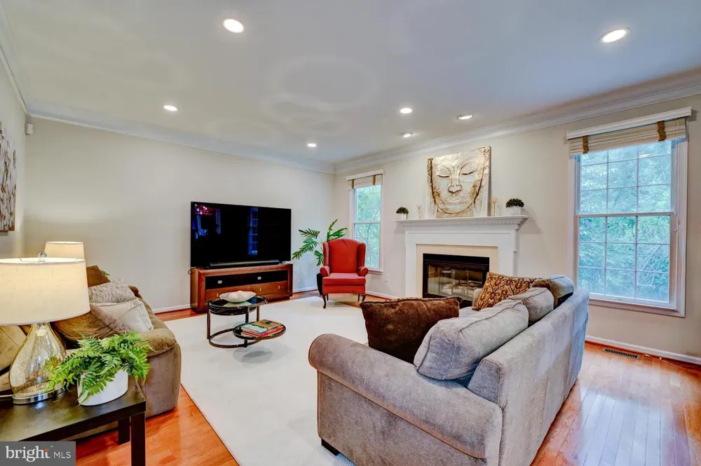 24 DEVONSHIRE DRIVE West Windsor, NJ 08540