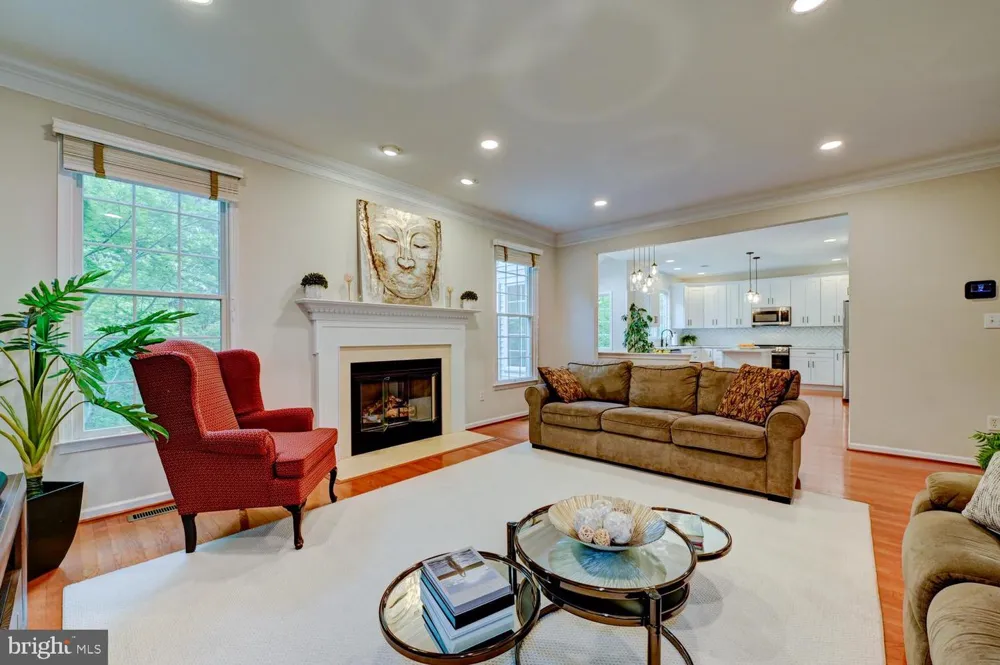 24 DEVONSHIRE DRIVE West Windsor, NJ 08540