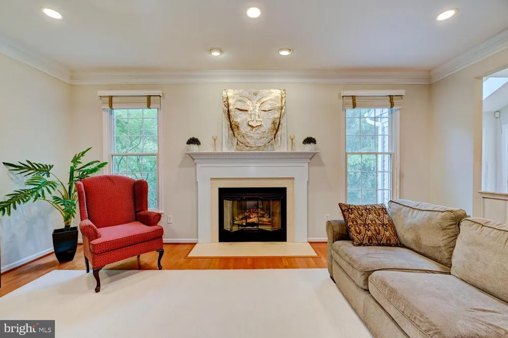 24 DEVONSHIRE DRIVE West Windsor, NJ 08540