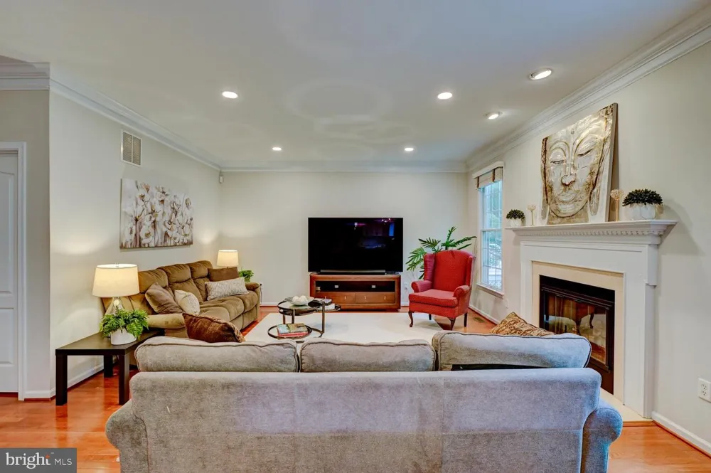 24 DEVONSHIRE DRIVE West Windsor, NJ 08540