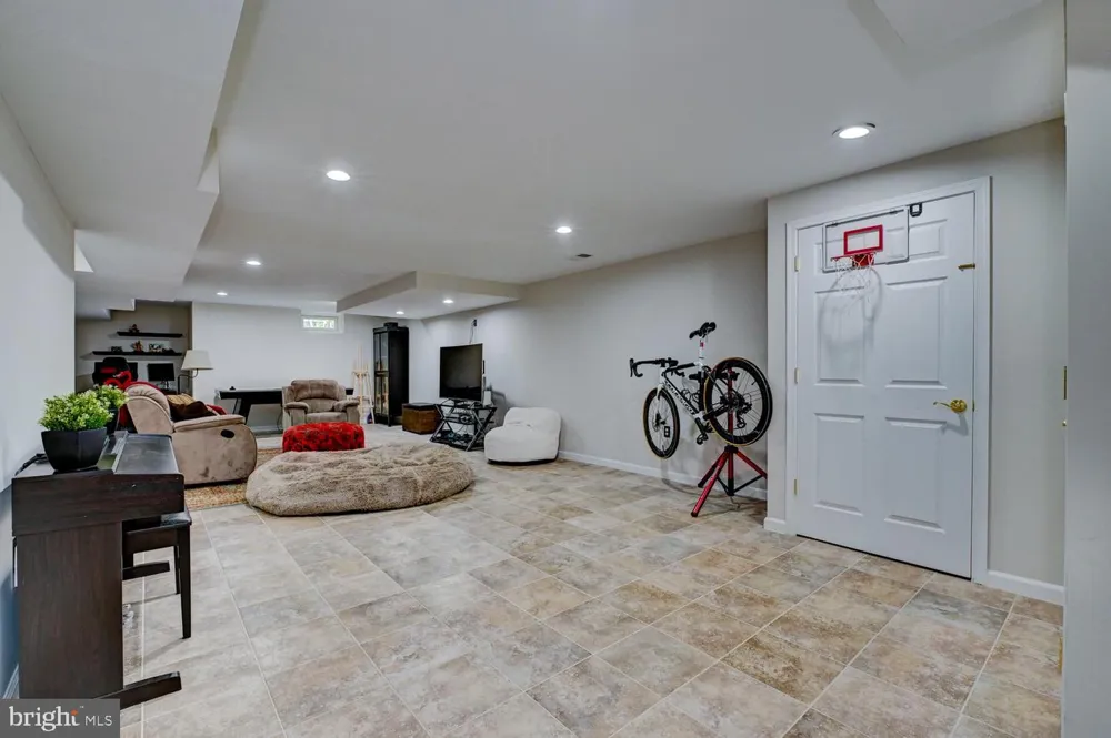 24 DEVONSHIRE DRIVE West Windsor, NJ 08540