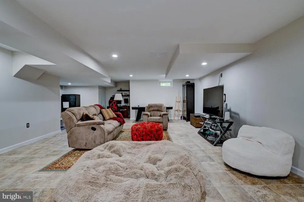 24 DEVONSHIRE DRIVE West Windsor, NJ 08540