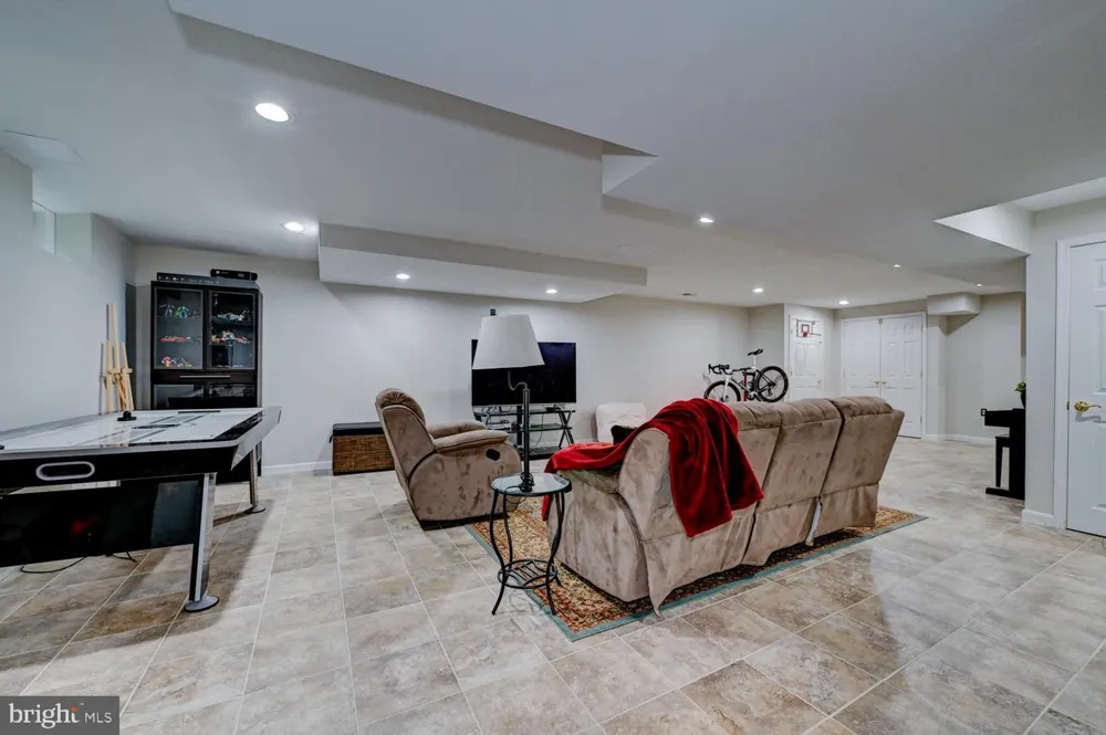 24 DEVONSHIRE DRIVE West Windsor, NJ 08540