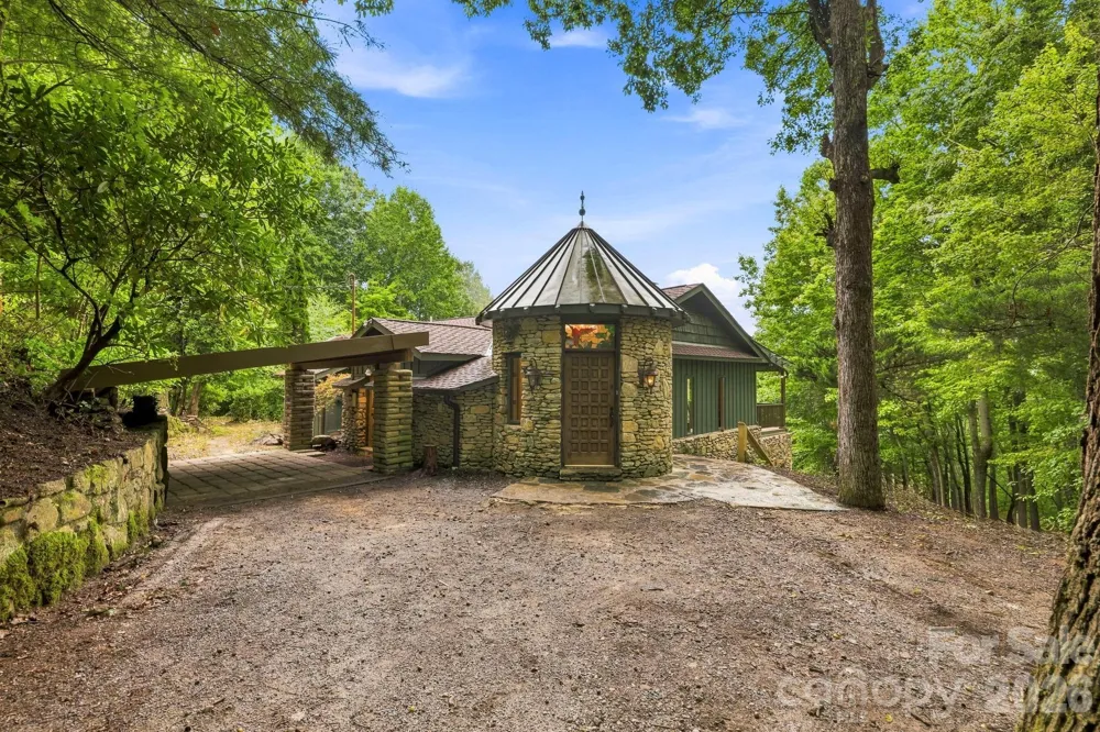 284 Indian Cave Park Road Hendersonville, NC 28739