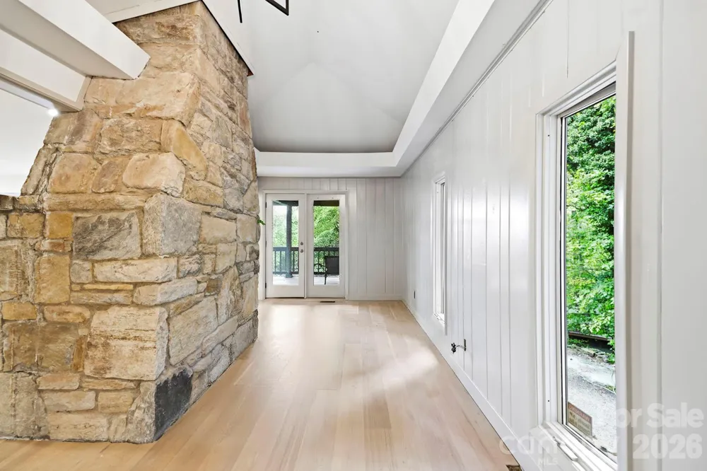 284 Indian Cave Park Road Hendersonville, NC 28739