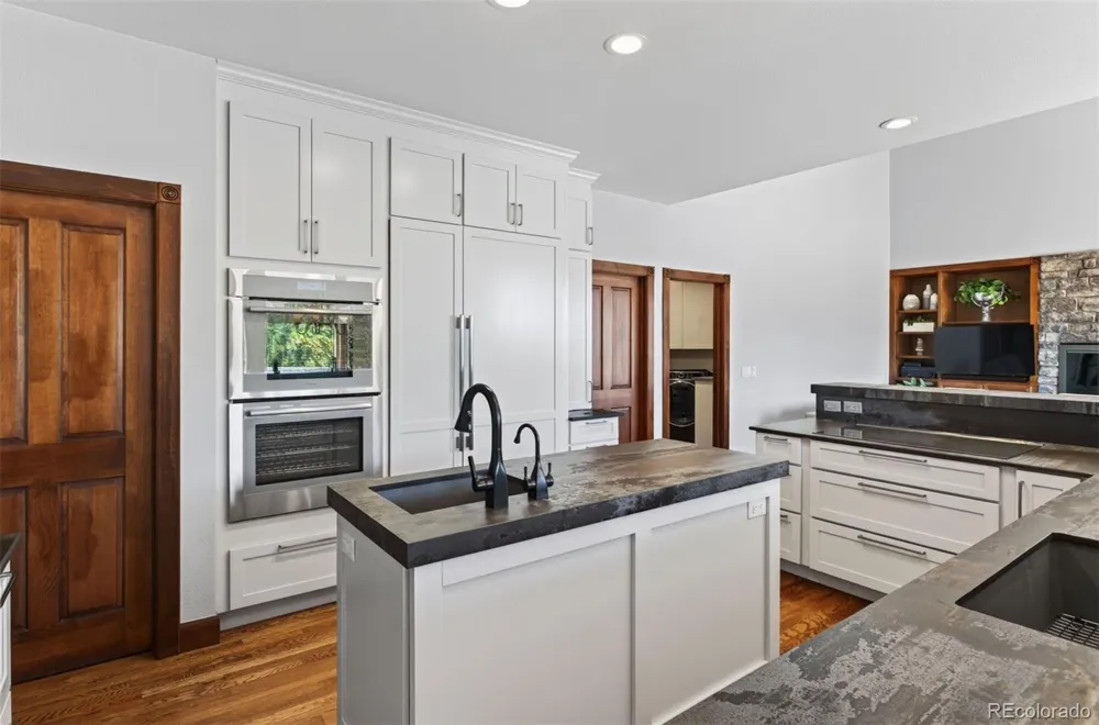 22594 Treetop Lane Golden, CO 80401