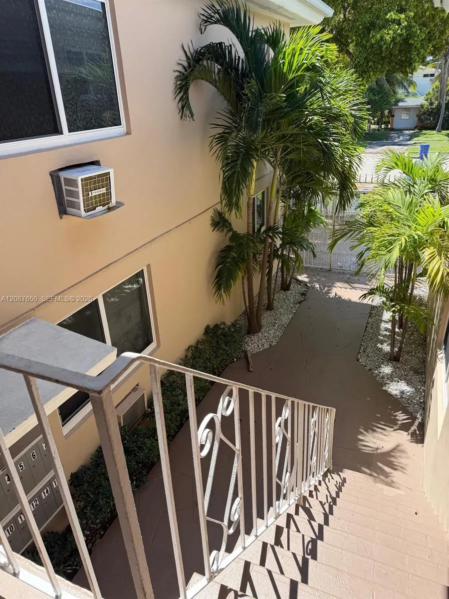 16911 NE 21st Ave #8 North Miami Beach, FL 33162