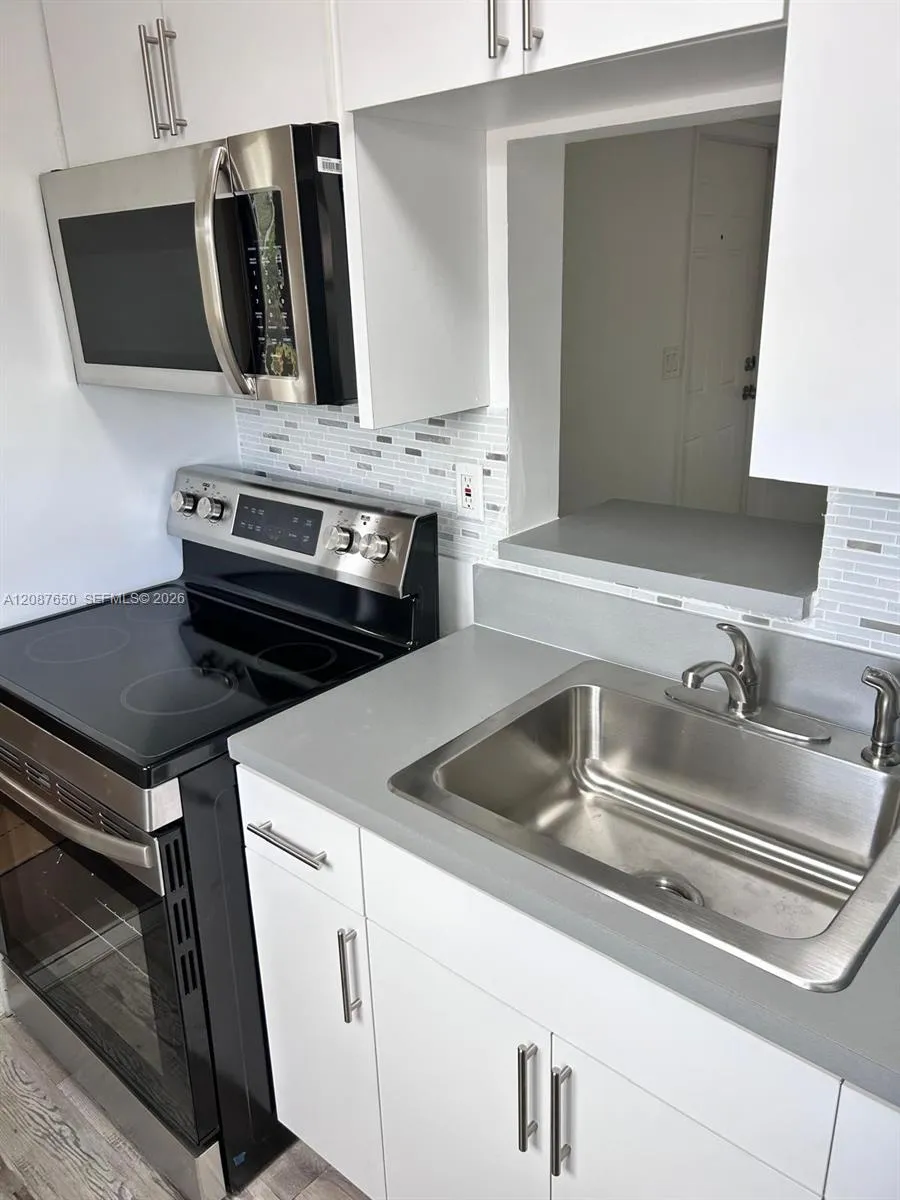 16911 NE 21st Ave #8 North Miami Beach, FL 33162