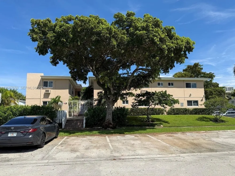 16911 NE 21st Ave #8 North Miami Beach, FL 33162
