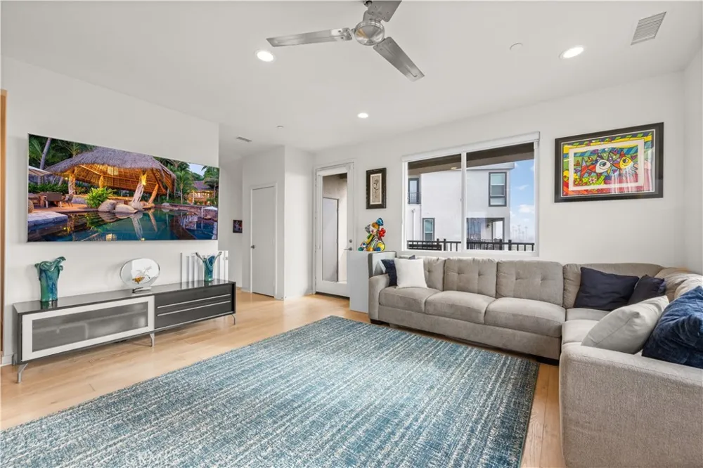 1068 Hampton Costa Mesa, CA 92627