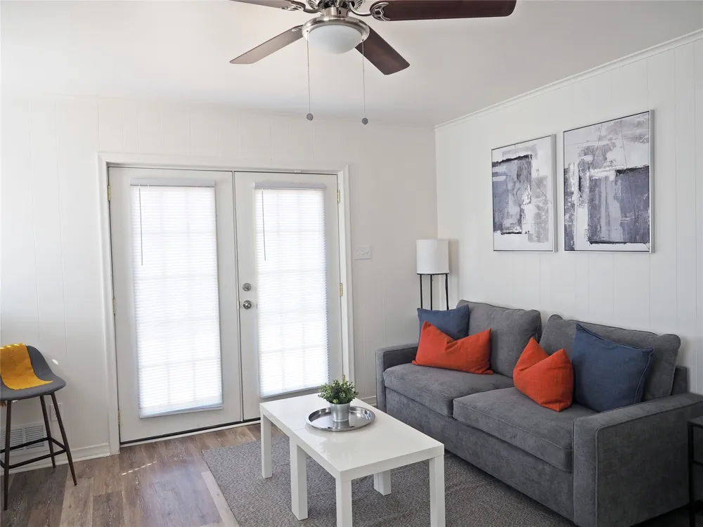 1135 Holly Glen Circle Dallas, TX 75232