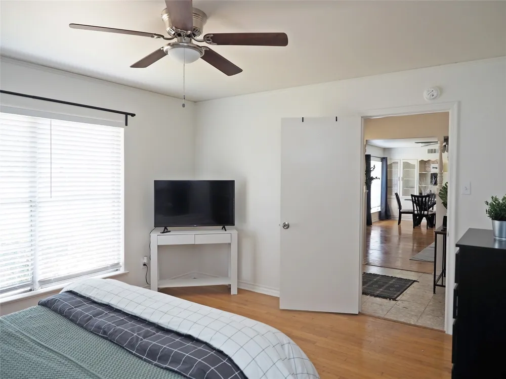 1135 Holly Glen Circle Dallas, TX 75232