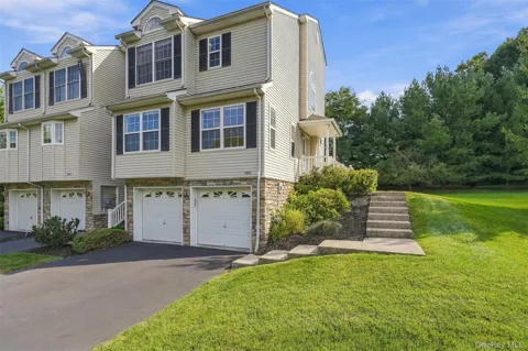 1402 Pondview Loop