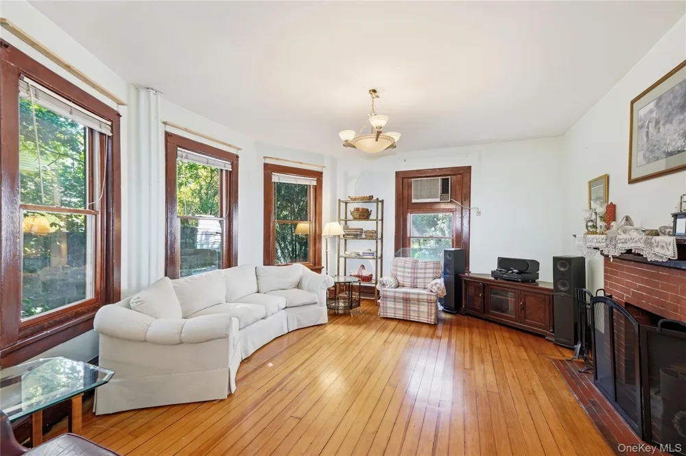 5 Woodland Place White Plains, NY 10606