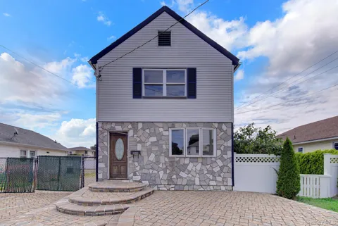 104 E Pennywood Avenue
