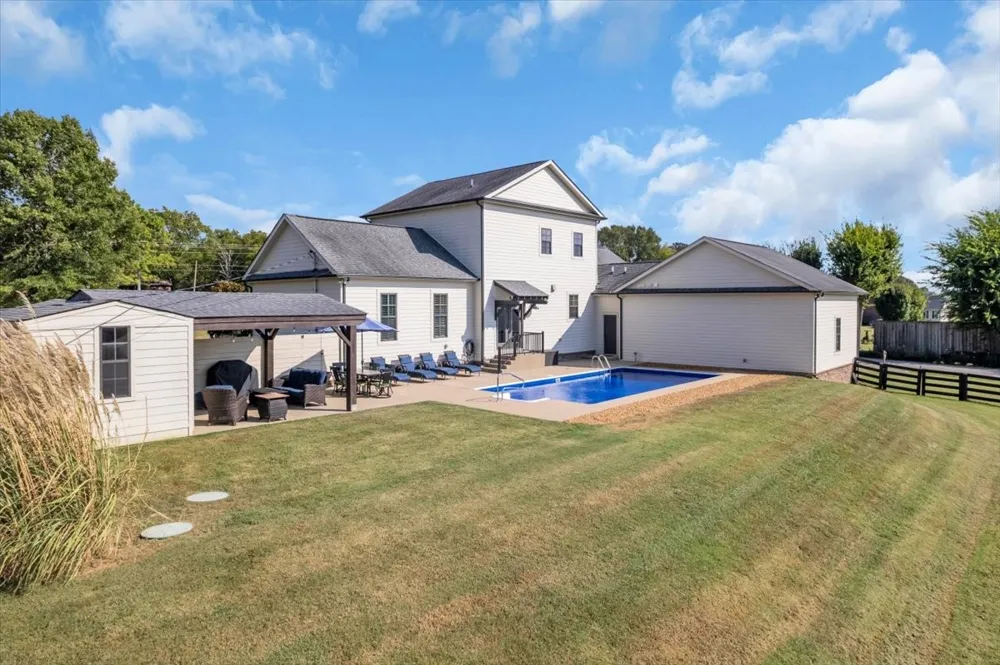1201 Carters Creek Pike Columbia, TN 38401