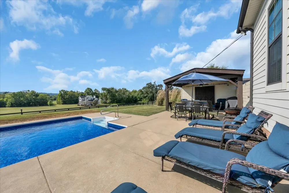 1201 Carters Creek Pike Columbia, TN 38401