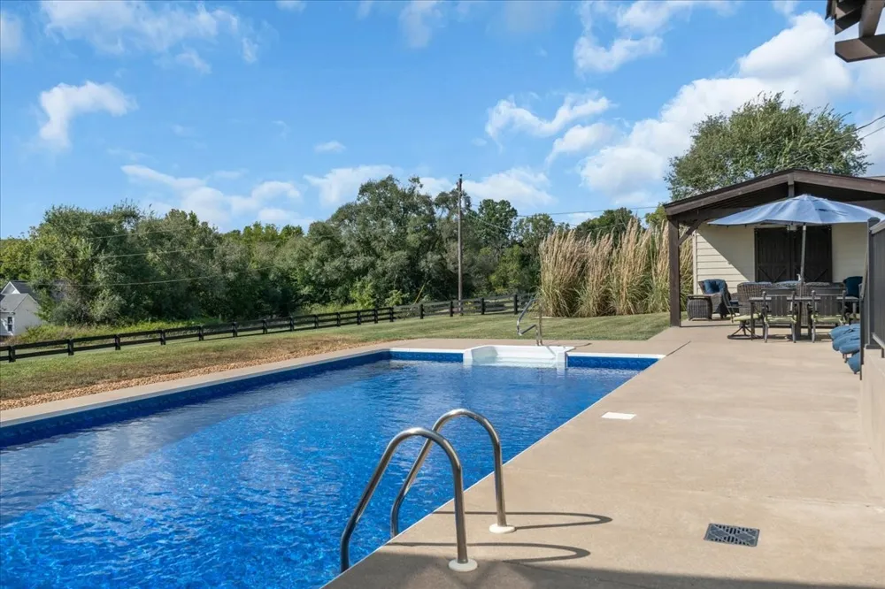1201 Carters Creek Pike Columbia, TN 38401