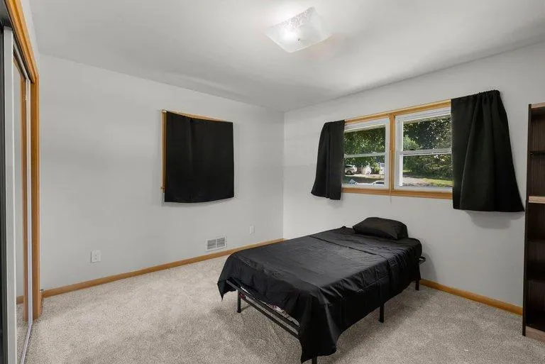 1689 Edgemont Street Maplewood, MN 55117