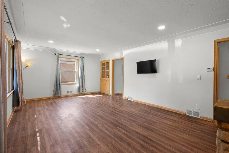 1689 Edgemont Street Maplewood, MN 55117