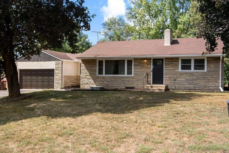 1689 Edgemont Street Maplewood, MN 55117