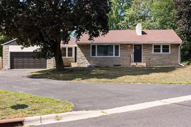 1689 Edgemont Street Maplewood, MN 55117
