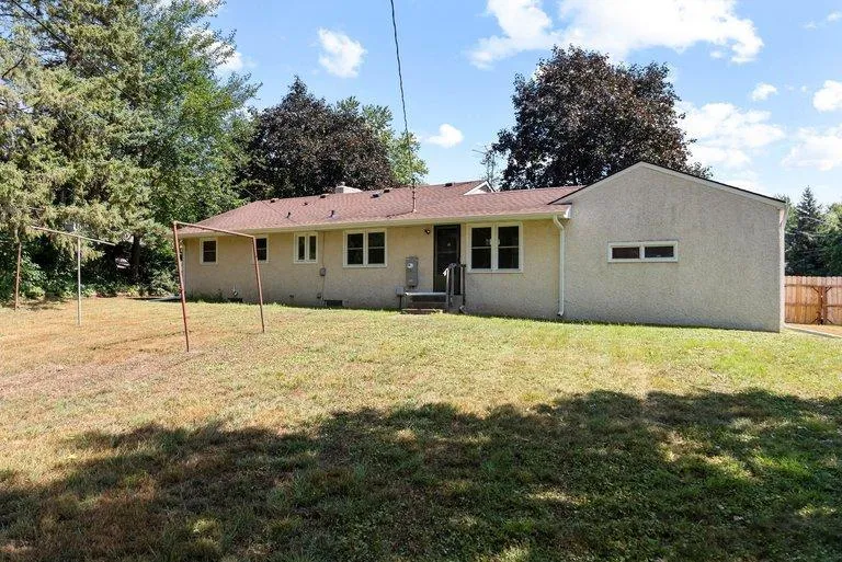 1689 Edgemont Street Maplewood, MN 55117