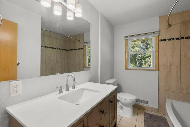 1689 Edgemont Street Maplewood, MN 55117