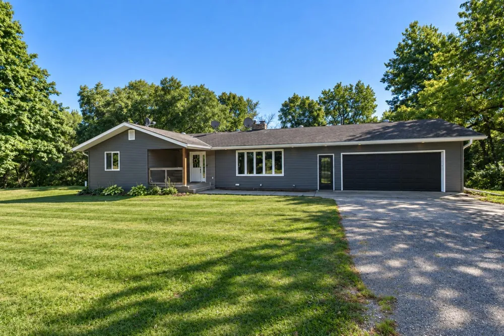 1011 Cordova Avenue Le Center, MN 56057