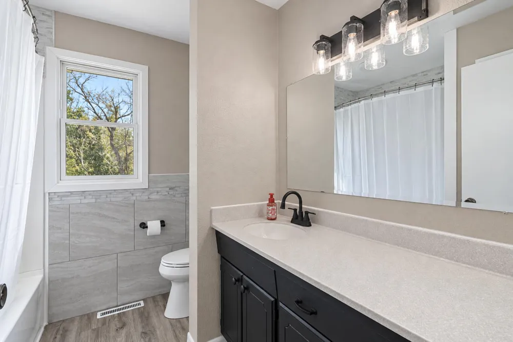 1011 Cordova Avenue Le Center, MN 56057