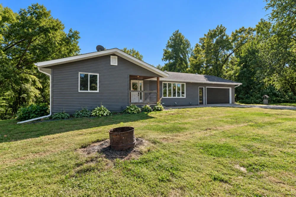 1011 Cordova Avenue Le Center, MN 56057