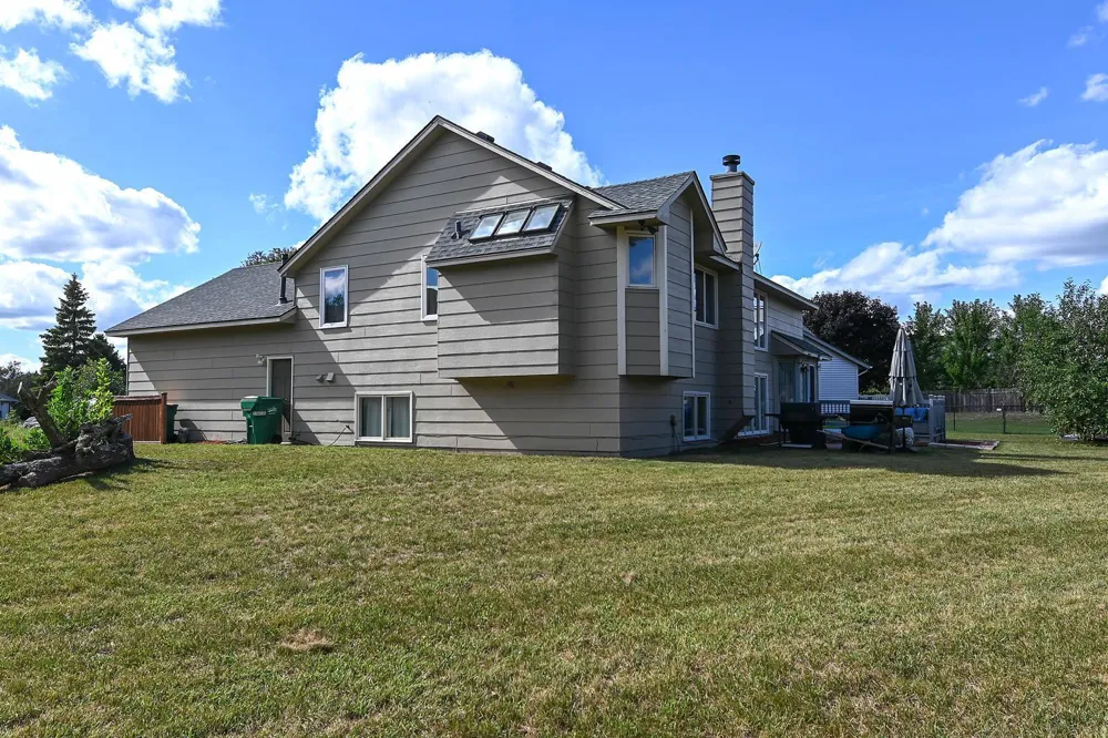 9216 Woodhall Bay Brooklyn Park, MN 55443