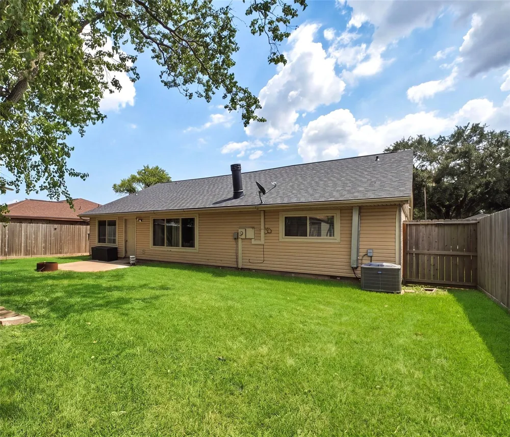 10015 Rustic Rock Road La Porte, TX 77571