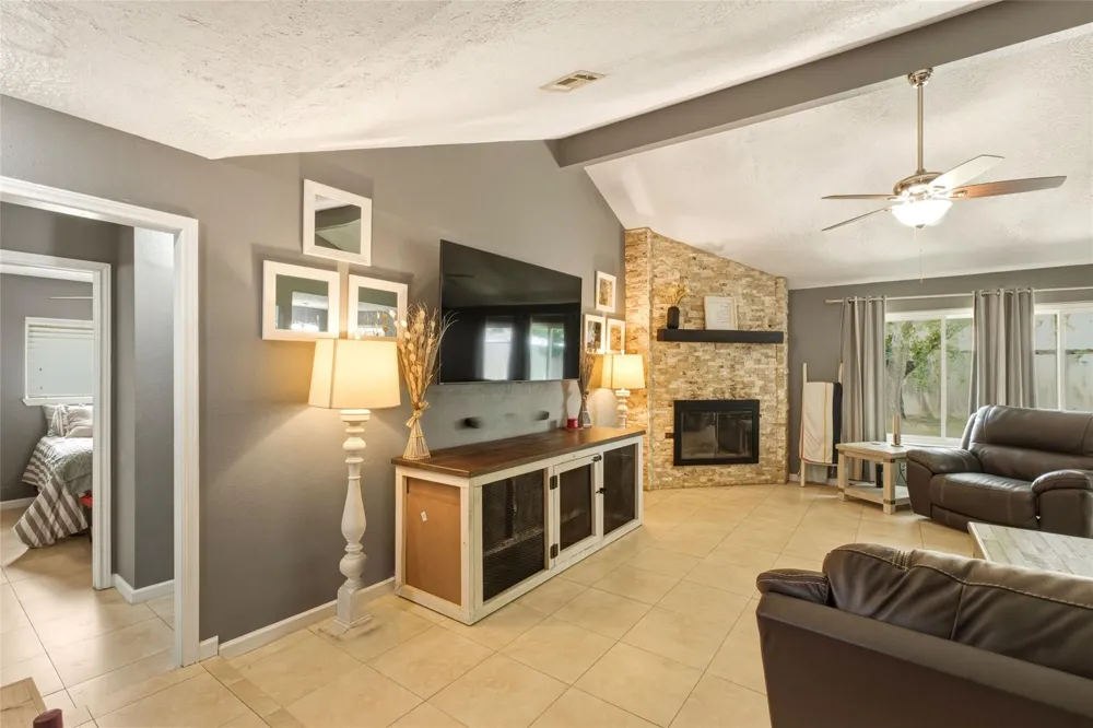10015 Rustic Rock Road La Porte, TX 77571