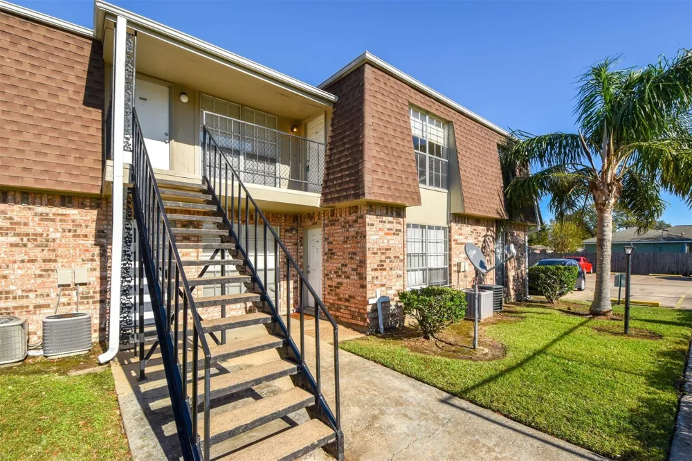 5252 Twin City Highway #464 Groves, TX 77619