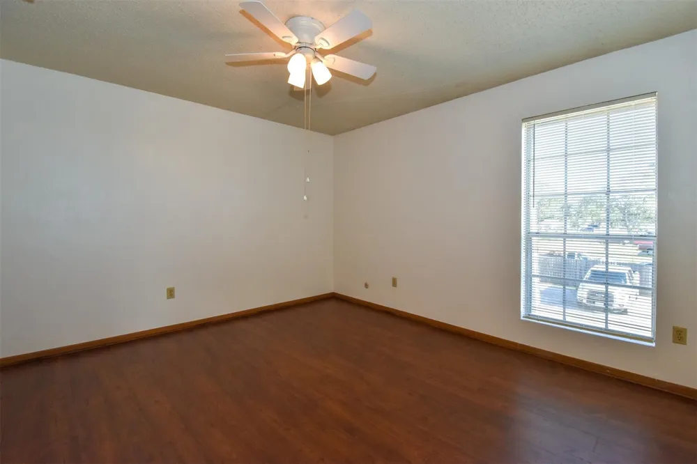 5252 Twin City Highway #464 Groves, TX 77619