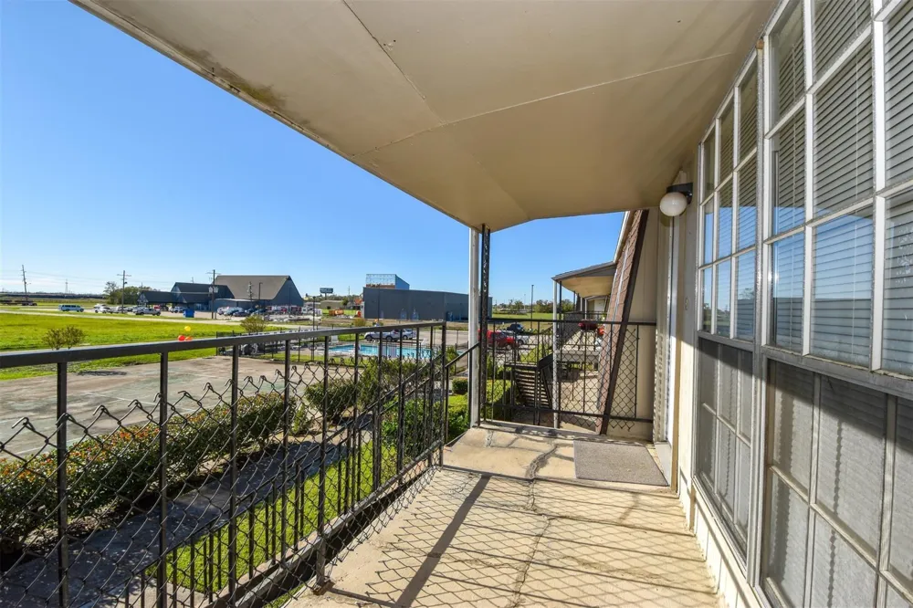 5252 Twin City Highway #464 Groves, TX 77619