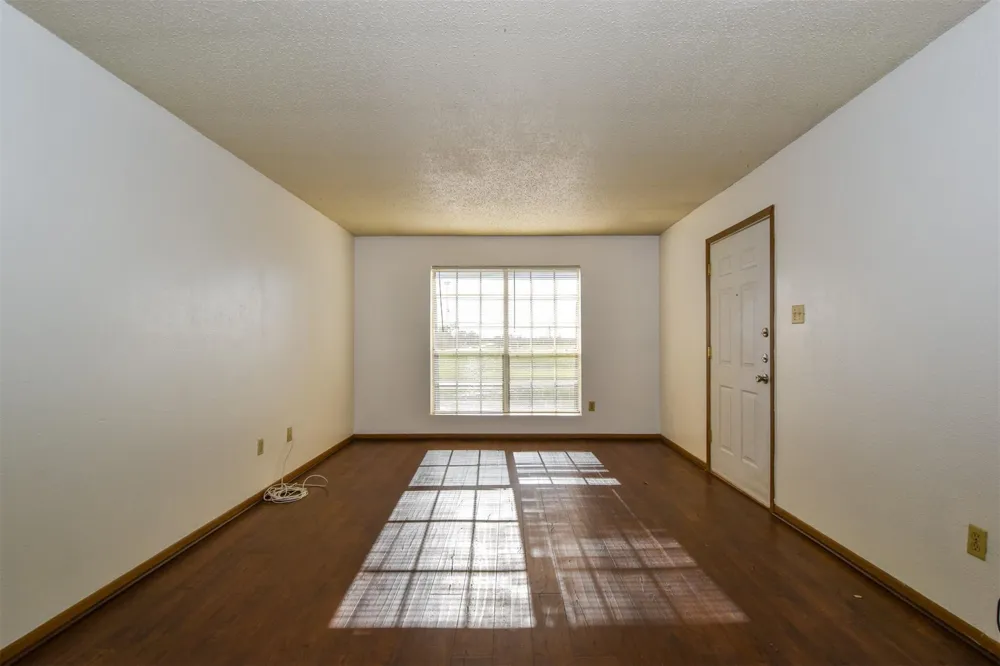 5252 Twin City Highway #464 Groves, TX 77619