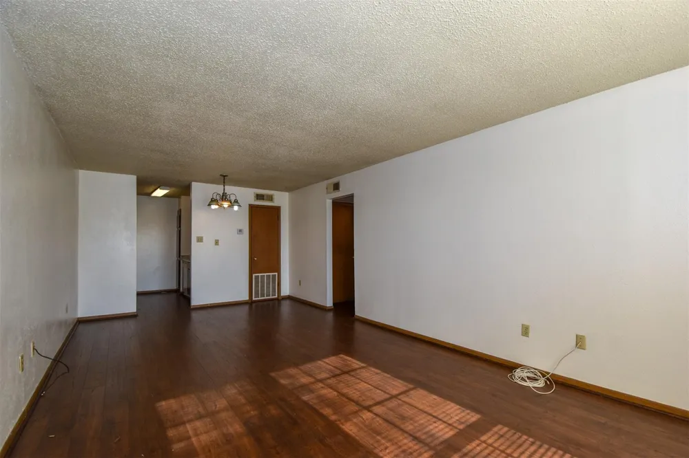 5252 Twin City Highway #464 Groves, TX 77619