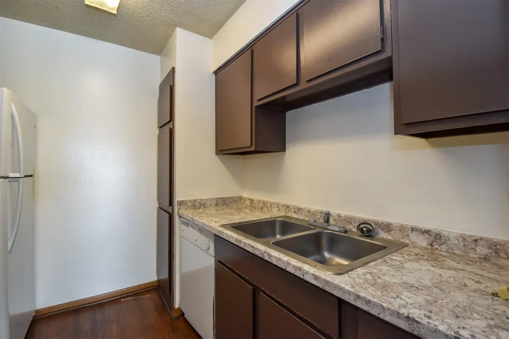 5252 Twin City Highway #464 Groves, TX 77619