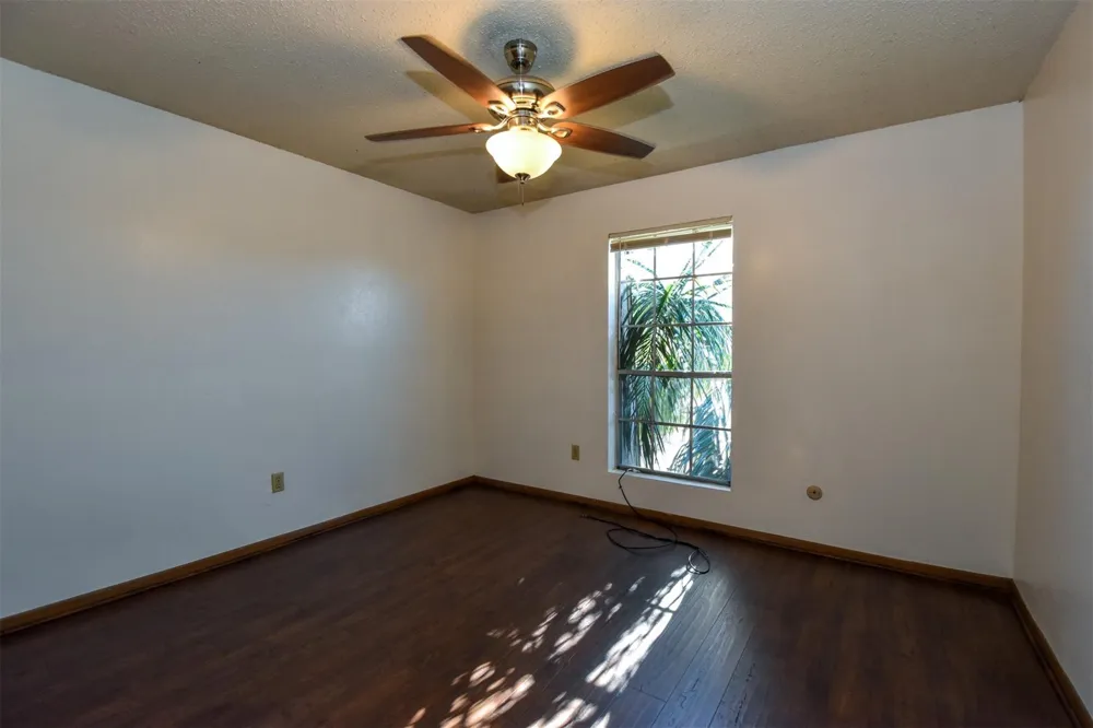 5252 Twin City Highway #464 Groves, TX 77619