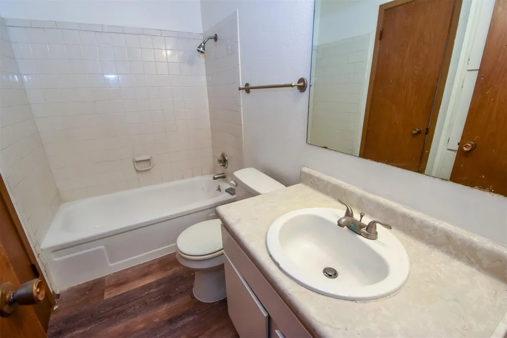 5252 Twin City Highway #464 Groves, TX 77619