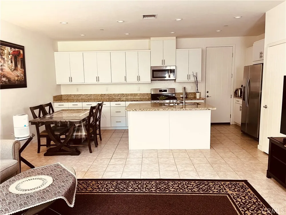 16 Savannah Lake Forest, CA 92630