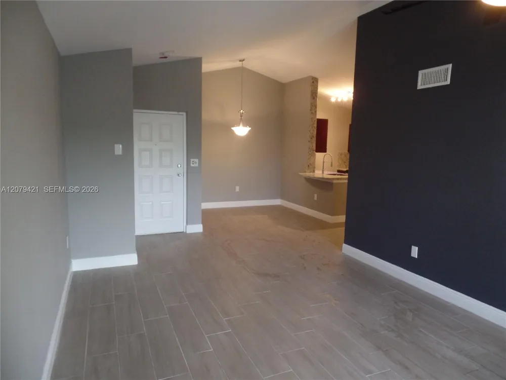 2881 Oakland Forest Dr #311 Oakland Park, FL 33309