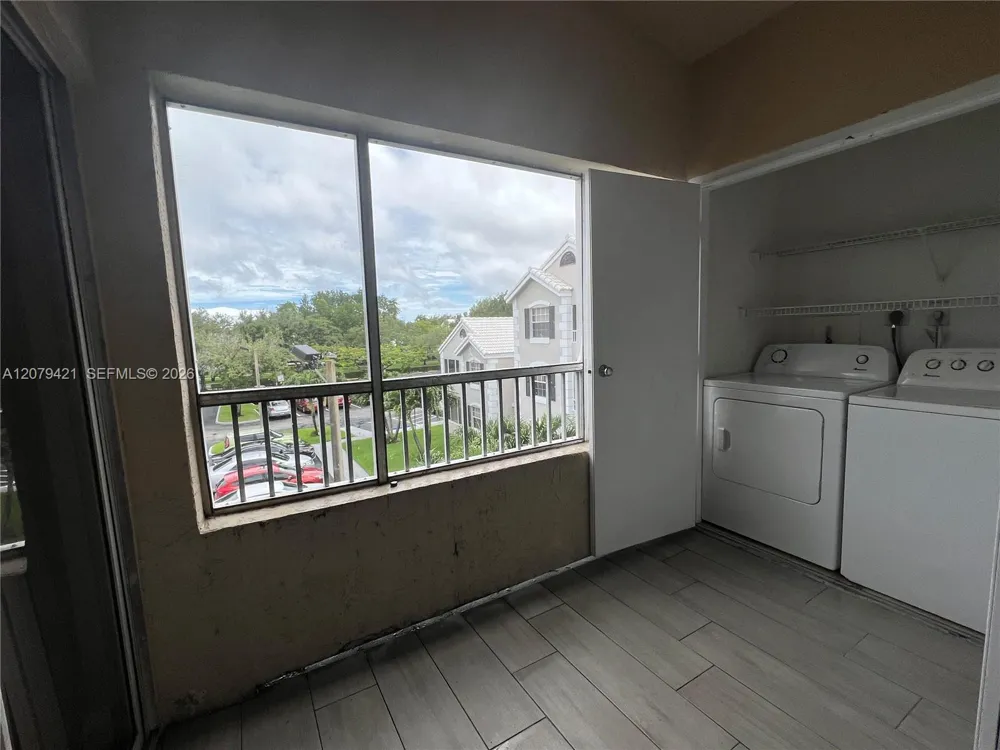 2881 Oakland Forest Dr #311 Oakland Park, FL 33309